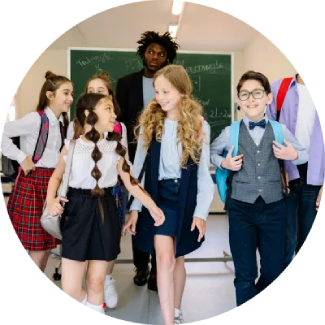 Schüler versammelt für eine ART Excel-Session zur Stressbewältigung, geleitet von einer Lehrkraft.