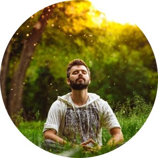 Friedliche Meditationsszene mit einem Mann umgeben von grüner Natur.