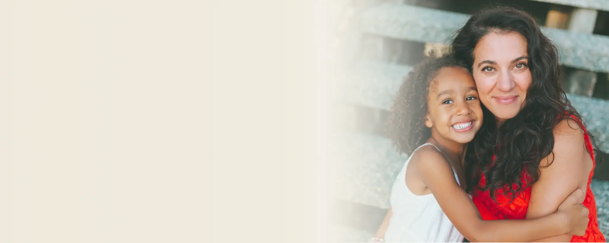 Ein glückliches Mutter-Kind-Duo sitzt zusammen und symbolisiert die Verbindung durch den Know Your Child Workshop