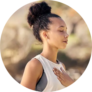 Eine Frau meditiert in einer ruhigen Umgebung, verkörpert Achtsamkeit und Klarheit durch Sanyam.