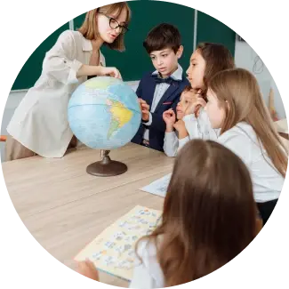 Учител ръководи четири внимателни деца на маса, наблягайки на житейски умения чрез ART Excel.