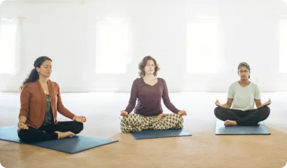 Grupo practicando Sudarshan Kriya