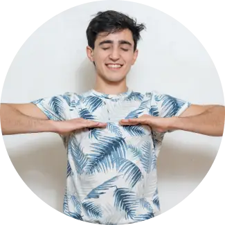 Hymyilevä mies, jonka molemmat kämmenet ovat alaspäin, tekee hengitysharjoitusta